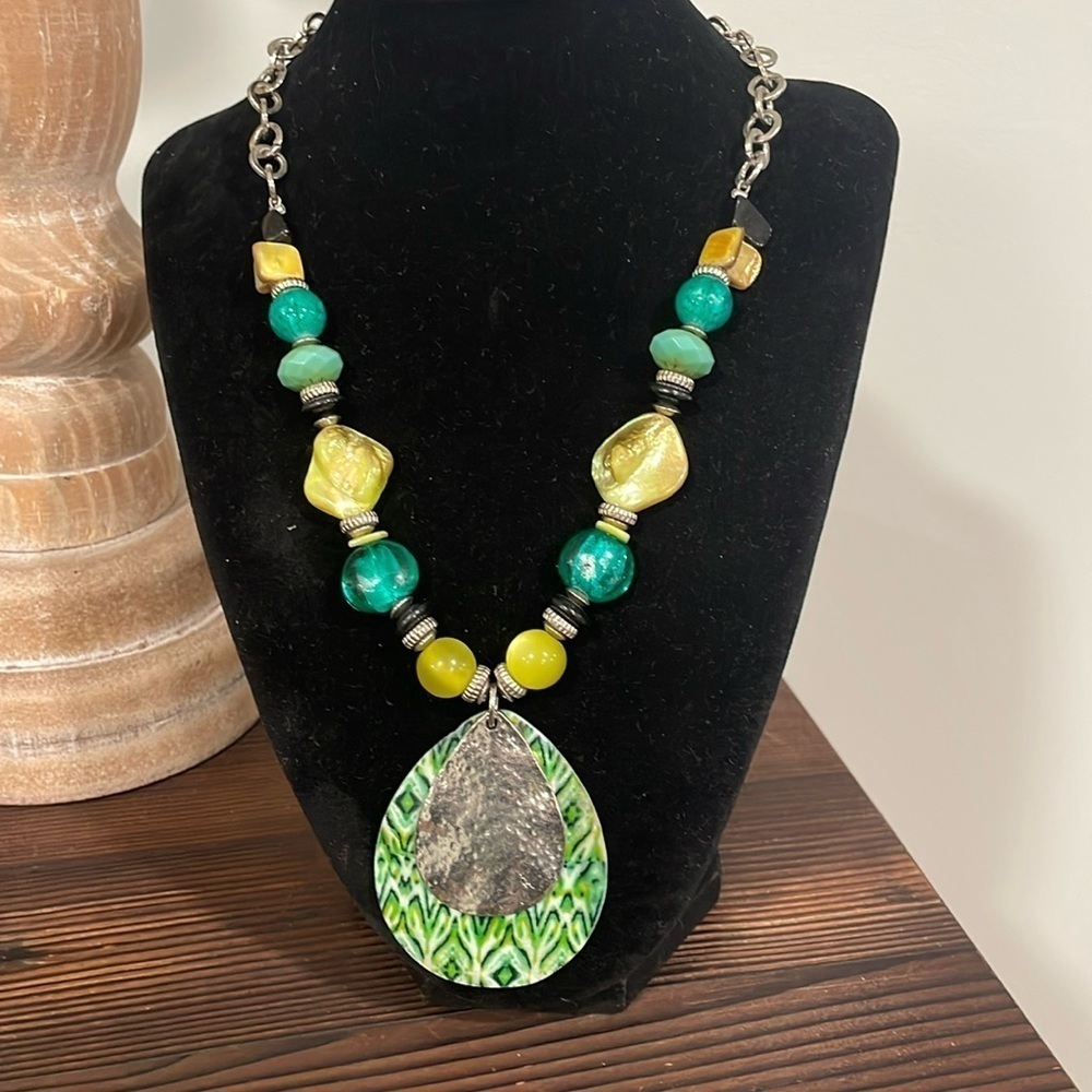Ruby Rd. Vintage Green Shell And Silver Tone Adjustable Necklace